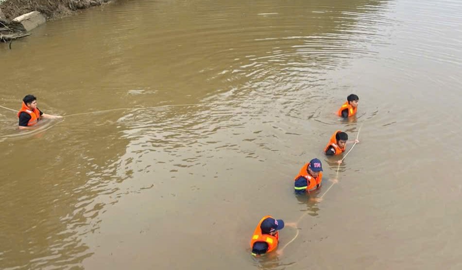Rescue forces searched and discovered the victim's body in the river. Photo: Quang Tri Provincial Police