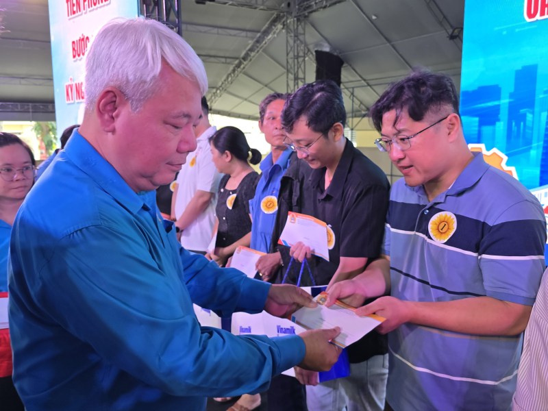 Ong Vo Khac Thai - Pho Chu tich Thuong truc LDLD TPHCM - tang qua cong nhan co hoan canh kho khan trong dip “Thang Cong nhan” nam 2025“. Anh: Nam Duong