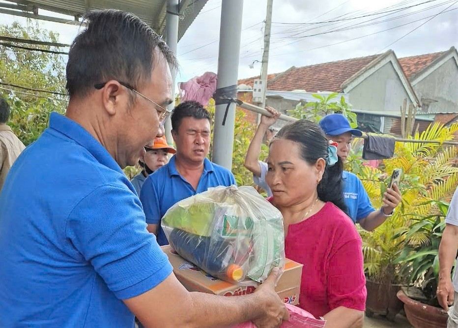 Nhung phan qua y nghia the hien tam long cua doan vien Cong doan giao vien Trung tam Dao tao va Sat hach lai xe Ba Thien duoc trao tang toi ba con vung lu. Anh: Van Huu