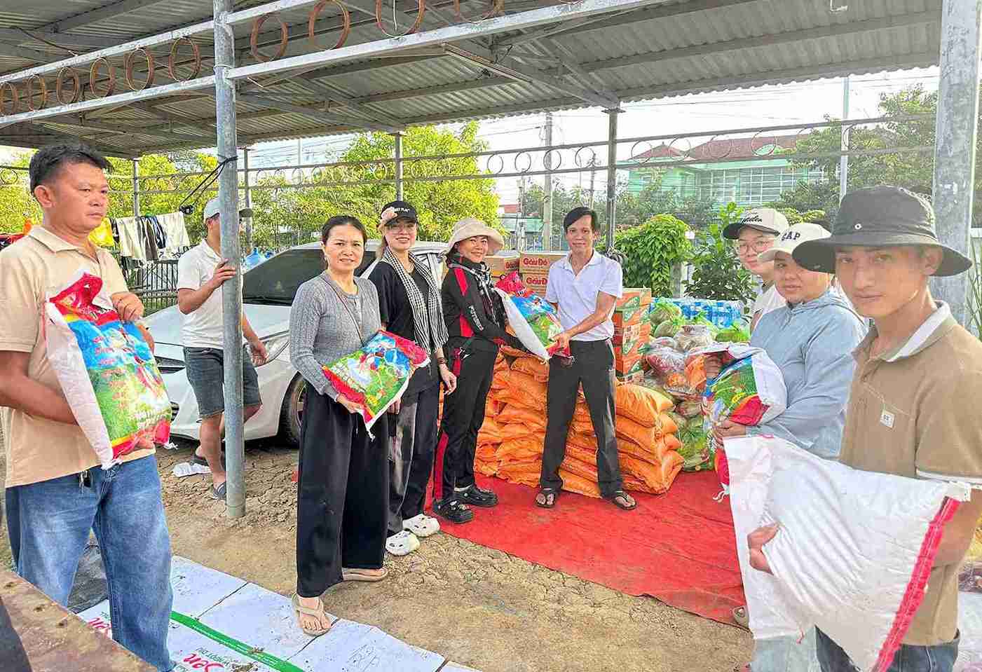 Cong doan giao vien Trung tam Dao tao va Sat hach lai xe Ba Thien tiep nhan gao ung ho nguoi dan vung lu. Anh: Van Huu