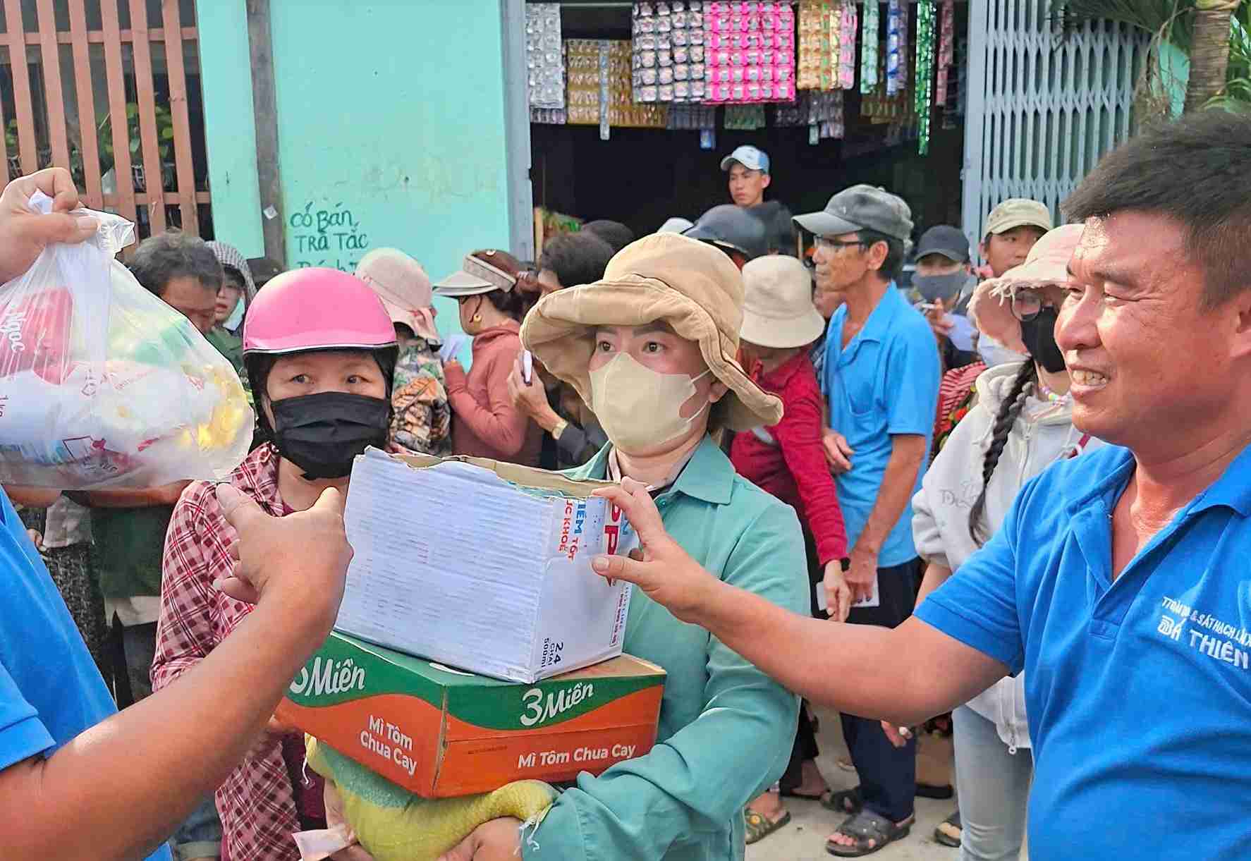 バティエン運転訓練試験センター（ラムドン）の教職員組合は、カインホア省とダクラク省の洪水地域の人々に贈り物を贈った。写真: ヴァン・ヒュー