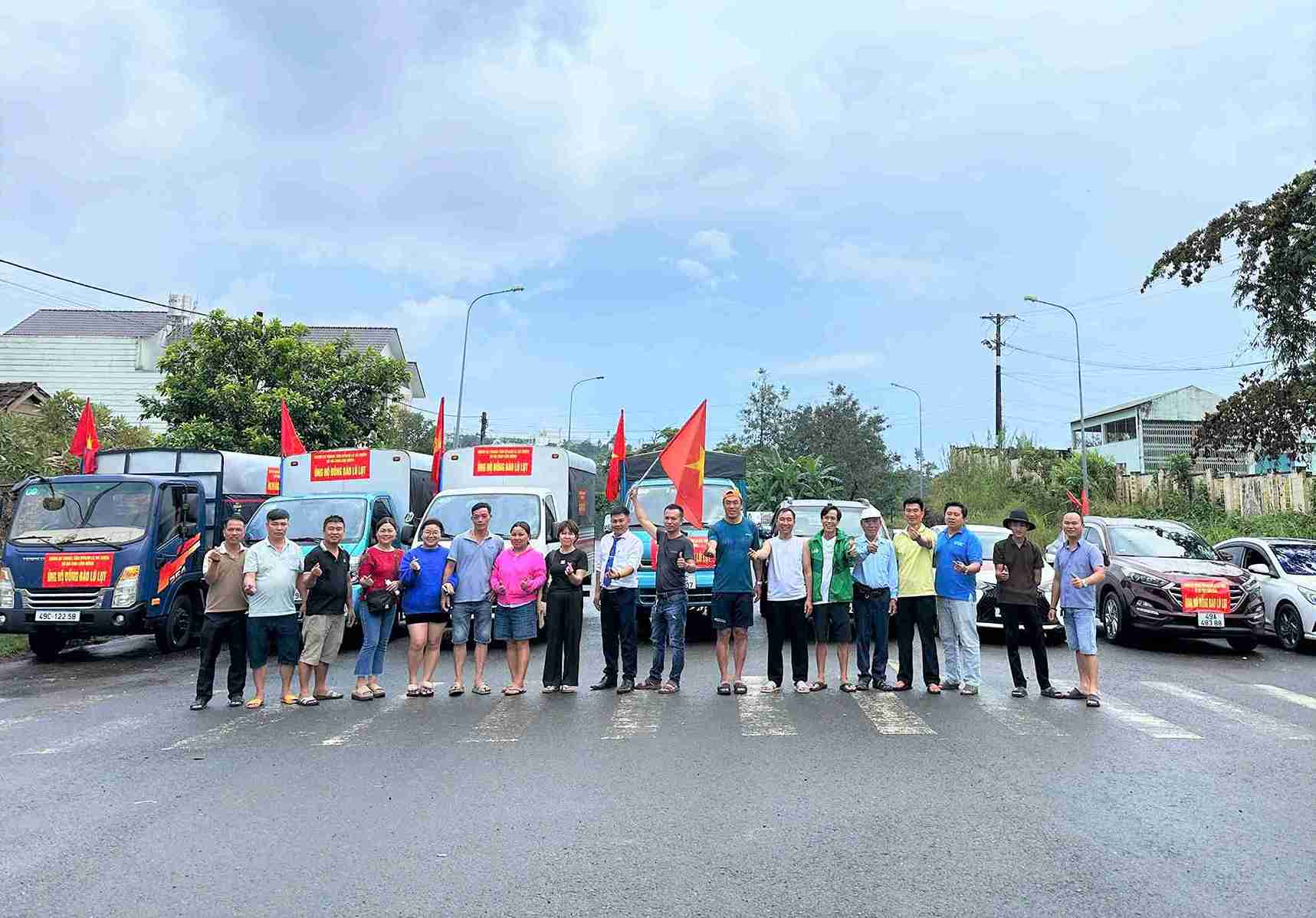 Doan xe cua Cong doan giao vien Trung tam Dao tao va Sat hach lai xe Ba Thien len duong den voi nguoi dan vung lu 2 tinh Khanh Hoa, Dak Lak. Anh: Van Huu