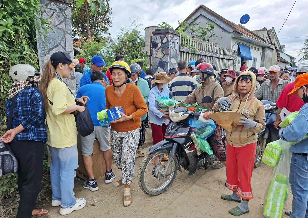 Nguoi dan vung lu xa Vinh Phuong (Khanh Hoa) vui mung khi duoc nhan qua. Anh: Van Huu