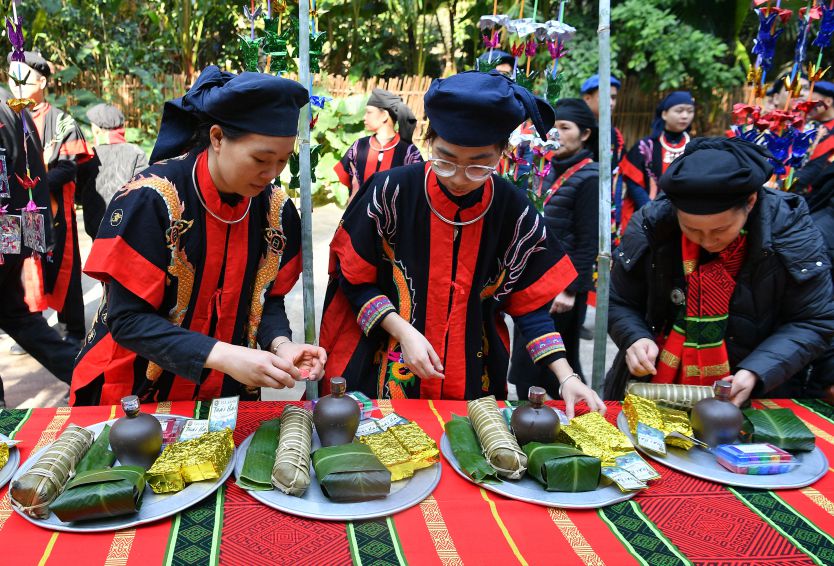 Sap xep mam le chuan bi cho gio lam le. Anh: Viet Van