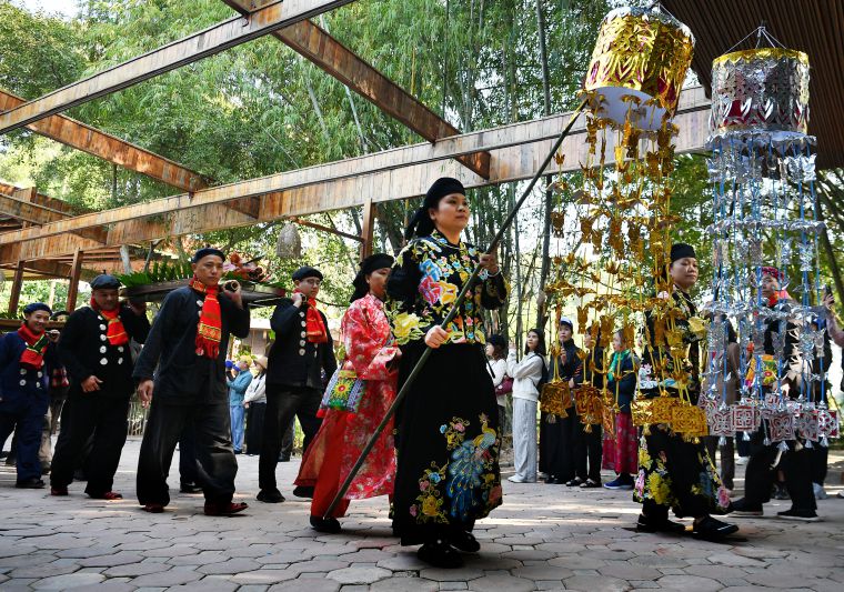Doan ruoc le hoanh trang voi mau sac cua trang phuc, do le... di kem. Anh: Viet Van