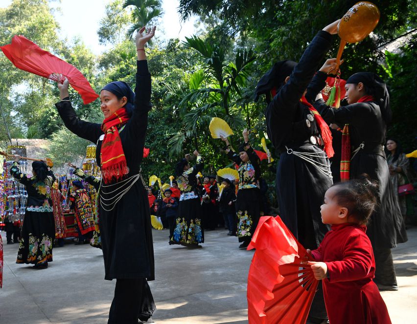 Phan hoi trong le tao khong khi tung bung, soi dong. Anh: Viet Van