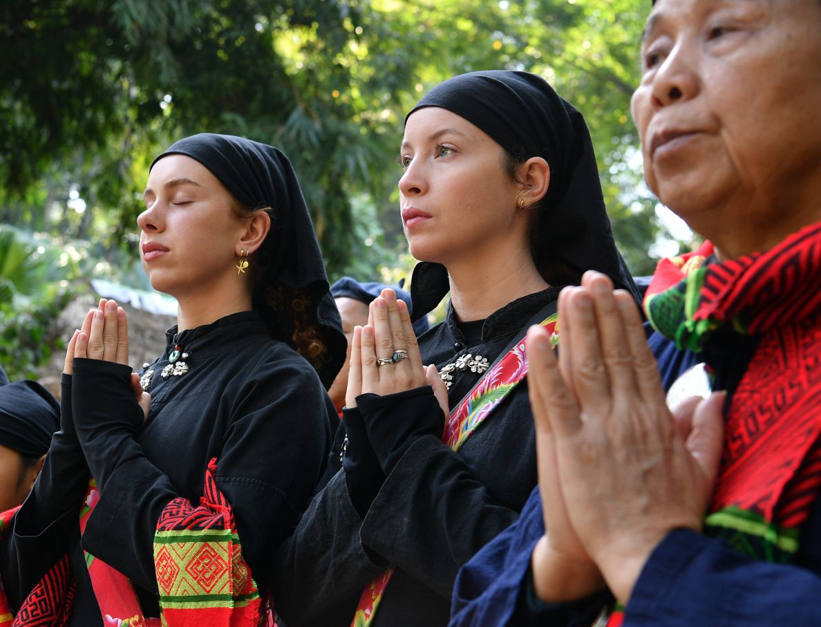 Hai co gai nguoi Phap trong trang phuc dan toc Tay cung nguoi dan toc Tay thanh kinh le. Anh: Viet Van