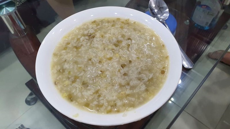 Eating porridge, especially green bean porridge in the morning is very good for your health. Photo: Tuan Dat.