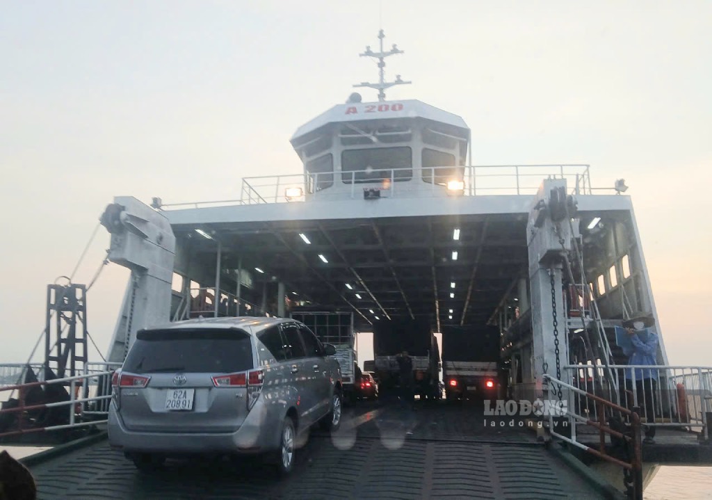 Nguoi dan mong moi som trien khai xay dung cau Dinh Khao va dua vao su dung de thay the pha Dinh Khao qua song Co Chien. Anh: Quyen Pham