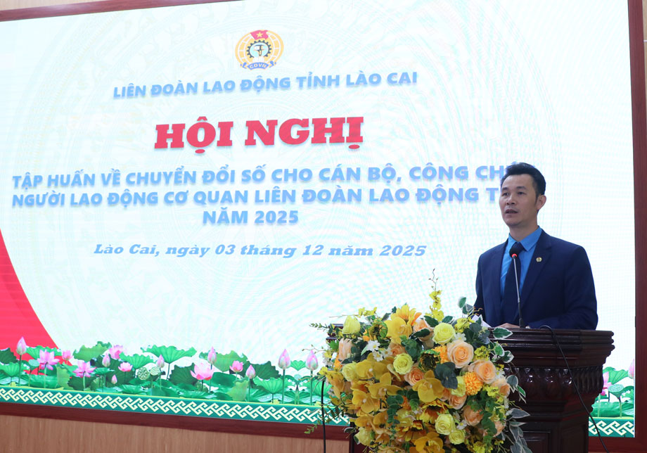 Ong Vu Cao Minh, Pho Chu tich Thuong truc Lien doan Lao dong tinh Lao Cai phat bieu tai Hoi nghi. Anh: Manh Hung