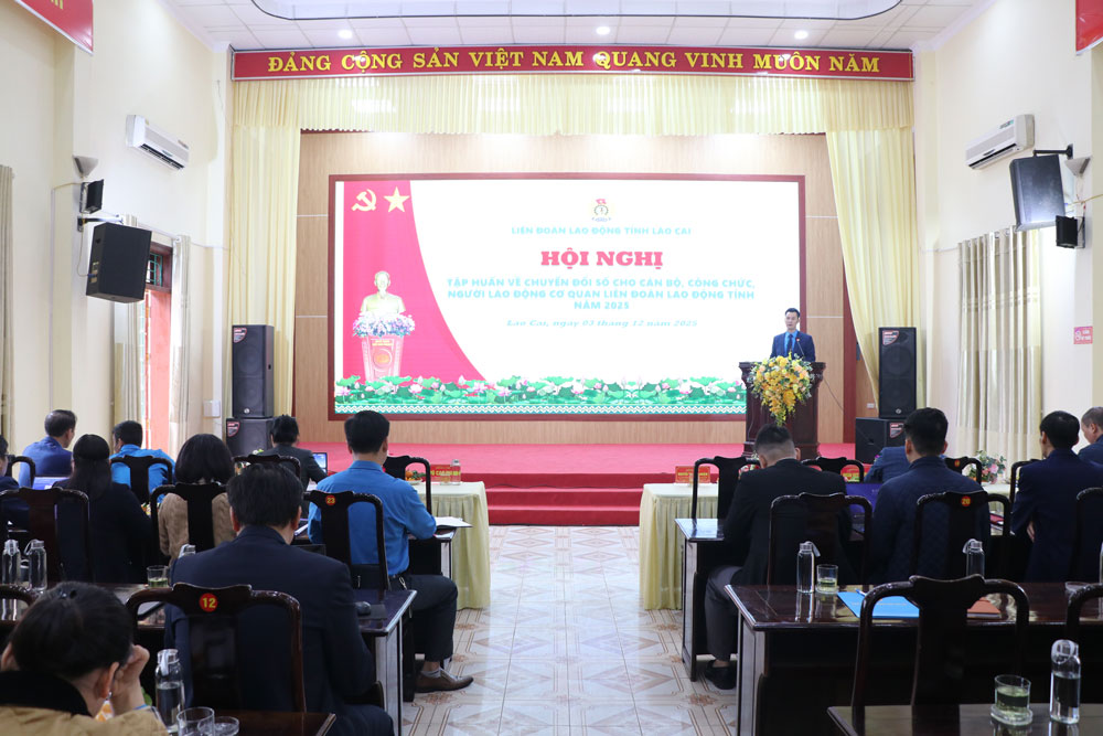 Dong dao can bo, cong chuc, vien chuc va nguoi lao dong tham gia hoi nghi. Anh: Manh Hung