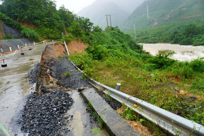 Da Nang chi 10 ti khac phuc sat lo duong DT601, thi cong xong truoc Tet. Anh: Tran Thi