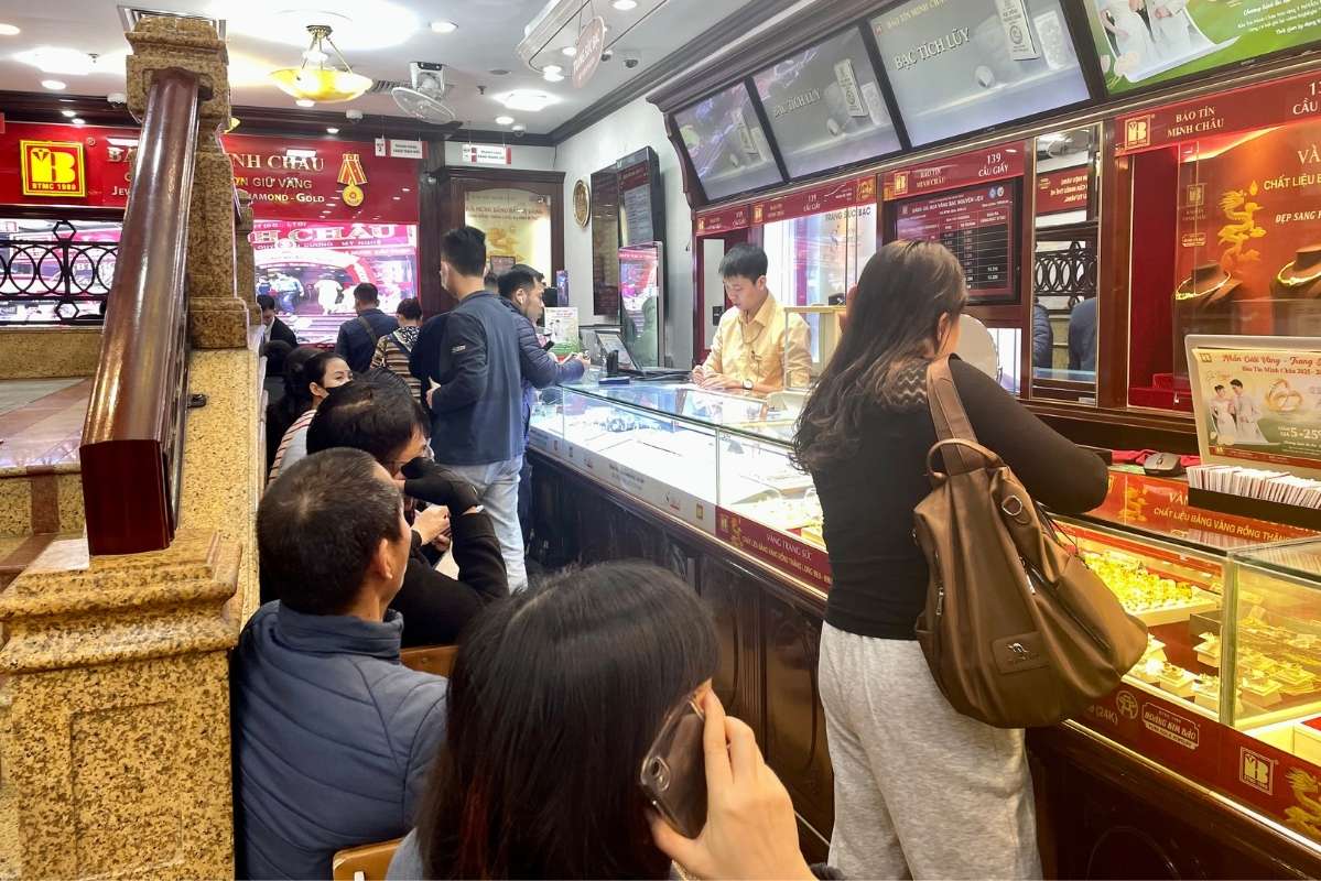 Luong nguoi do ve cac cua hang ban ra chot loi tang cao dip cuoi nam. Anh: Ha Linh 