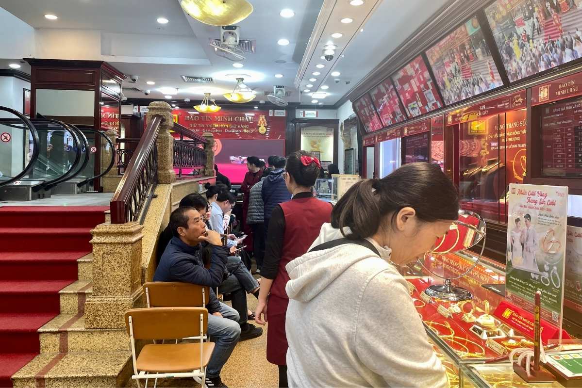 Ben canh nguoi co nhu cau mua vao - ban ra mat hang truyen thong, nguoi dan tham khao them cac mat hang trang suc. Anh: Ha Linh 