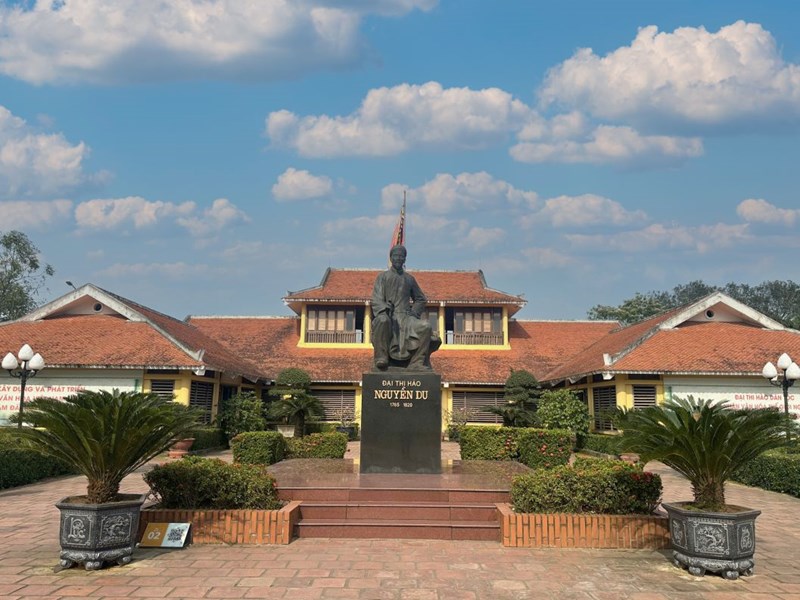 The statue of the great concubine Nguyen Du in Ha Tinh. Photo: Tam Phuc