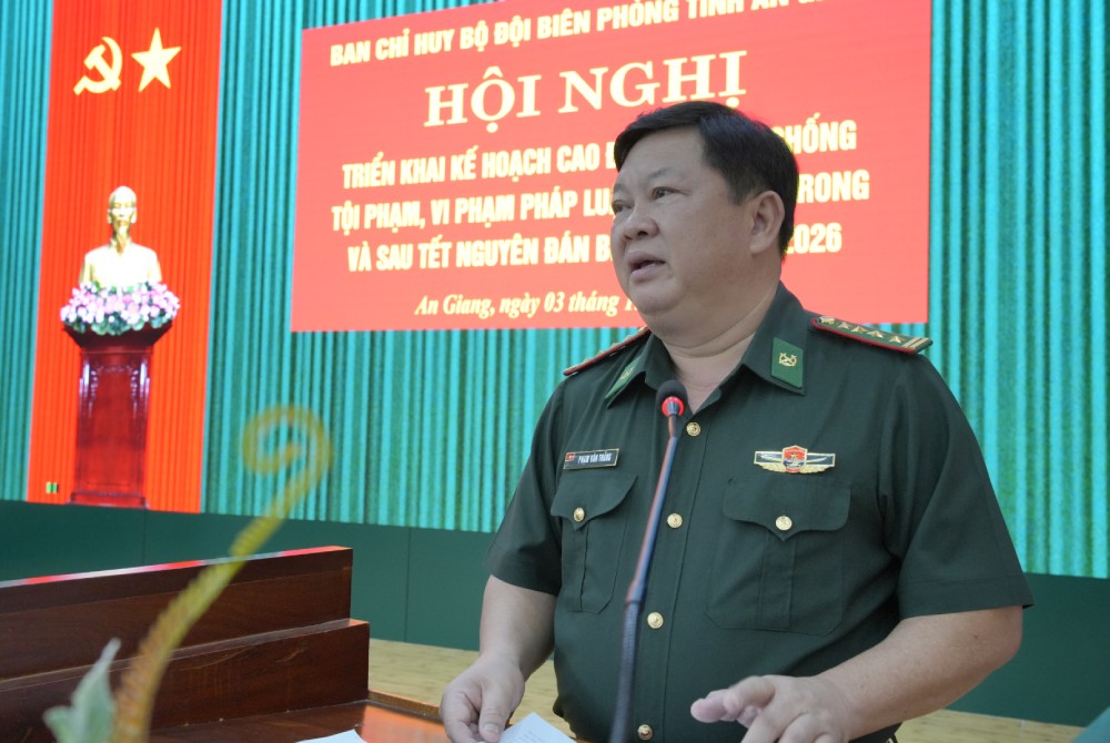 Colonel Pham Van Thang, Commander of the An Giang Provincial Border Guard Command, chaired the discussion on the implementation of the Peak Plan for crime prevention and control. Photo: Tien Vinh