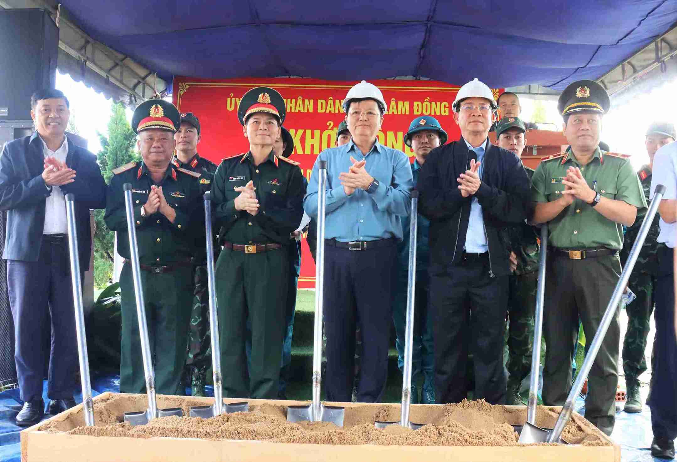 El Viceprimer Ministro Mai Van Chinh y los delegados realizan el ritual de inicio de la construccion de viviendas para los hogares afectados por los desastres naturales en Lam Dong. Foto: Phuc Khanh