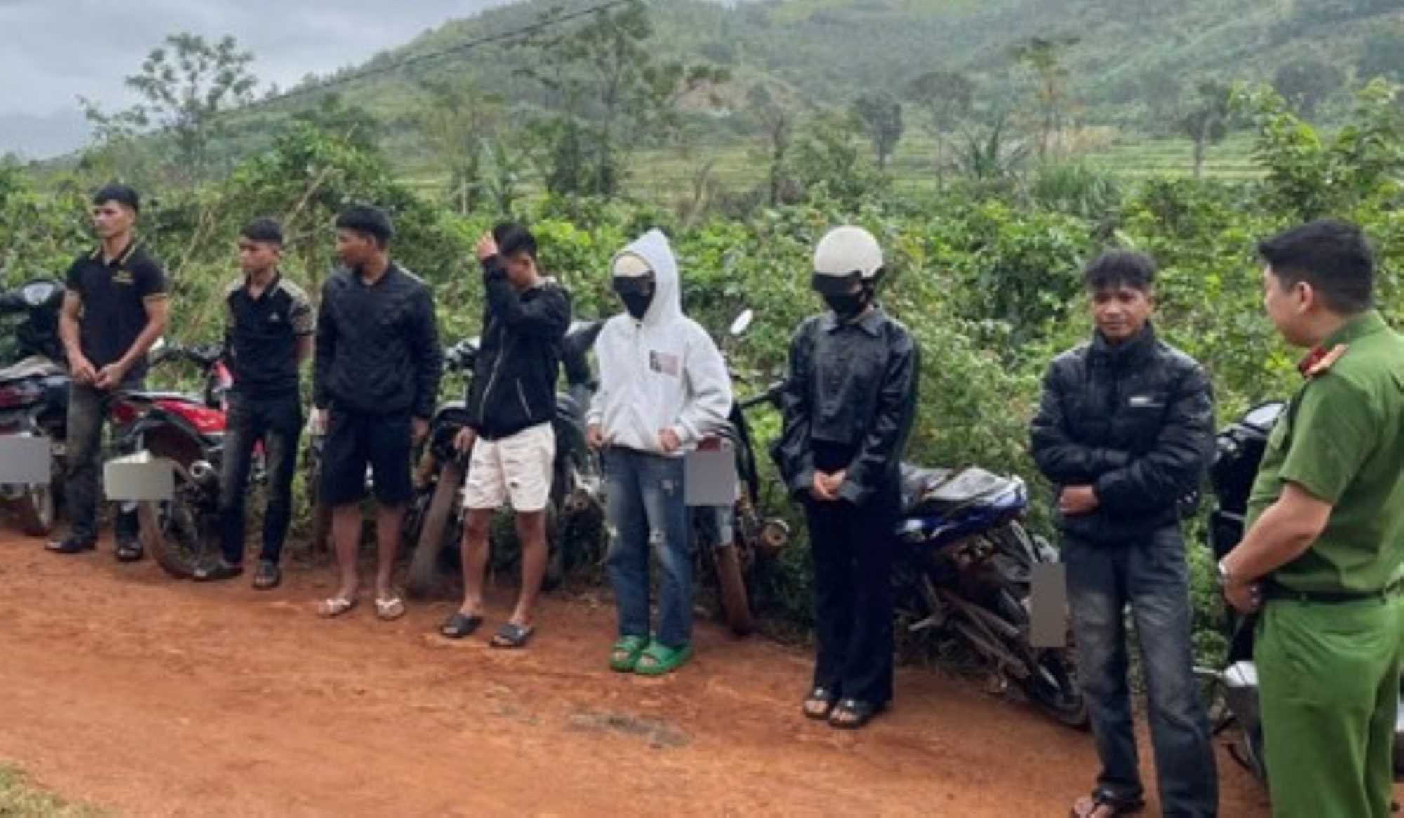 The group of subjects racing and exchanging goods was stopped and administratively inspected by the Hra Commune Police. Photo: Police