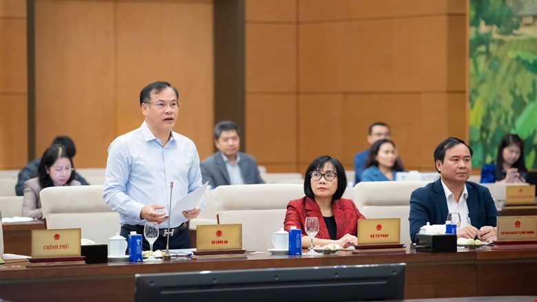 Thu truong Bo Cong an Nguyen Van Long trinh bay to trinh du an Phap lenh sua doi, bo sung mot so dieu cua Phap lenh Canh sat moi truong. Anh: Quochoi.vn