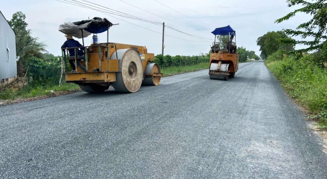 建設作業員が総投資額約2兆VNDをかけて東西経済発展軸（カントー市）の路面を完成させる。写真: フォン・アイン