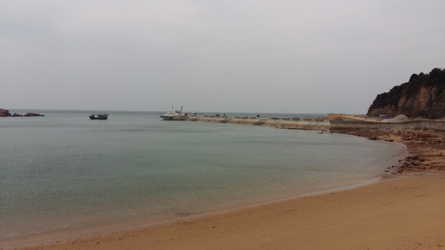 Khu bao ton bien Co To - Dao Tran rong hon 18.400 ha. Trong anh la cau cang tai Dao Tran, thuoc Dac khu Co To. Anh: Nguyen Hung