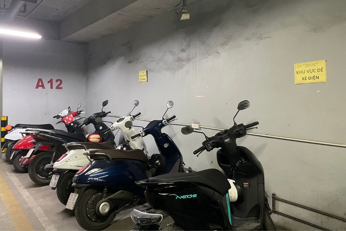 Cần phân biệt rõ quy định cấm "trông giữ" xe điện hay khu vực "sạc" xe điện. Ảnh: Hạ Linh 