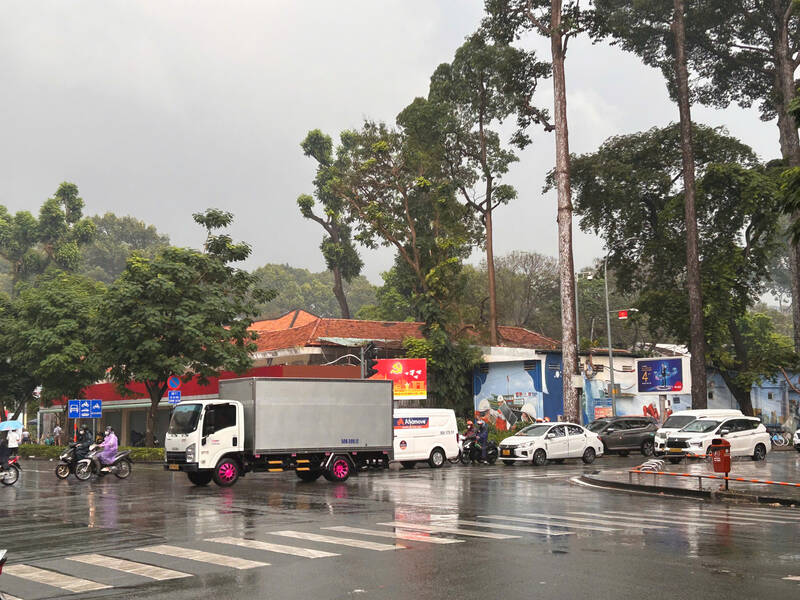 Fuertes lluvias generalizadas ocurren en Ciudad Ho Chi Minh. Foto: Ha May
