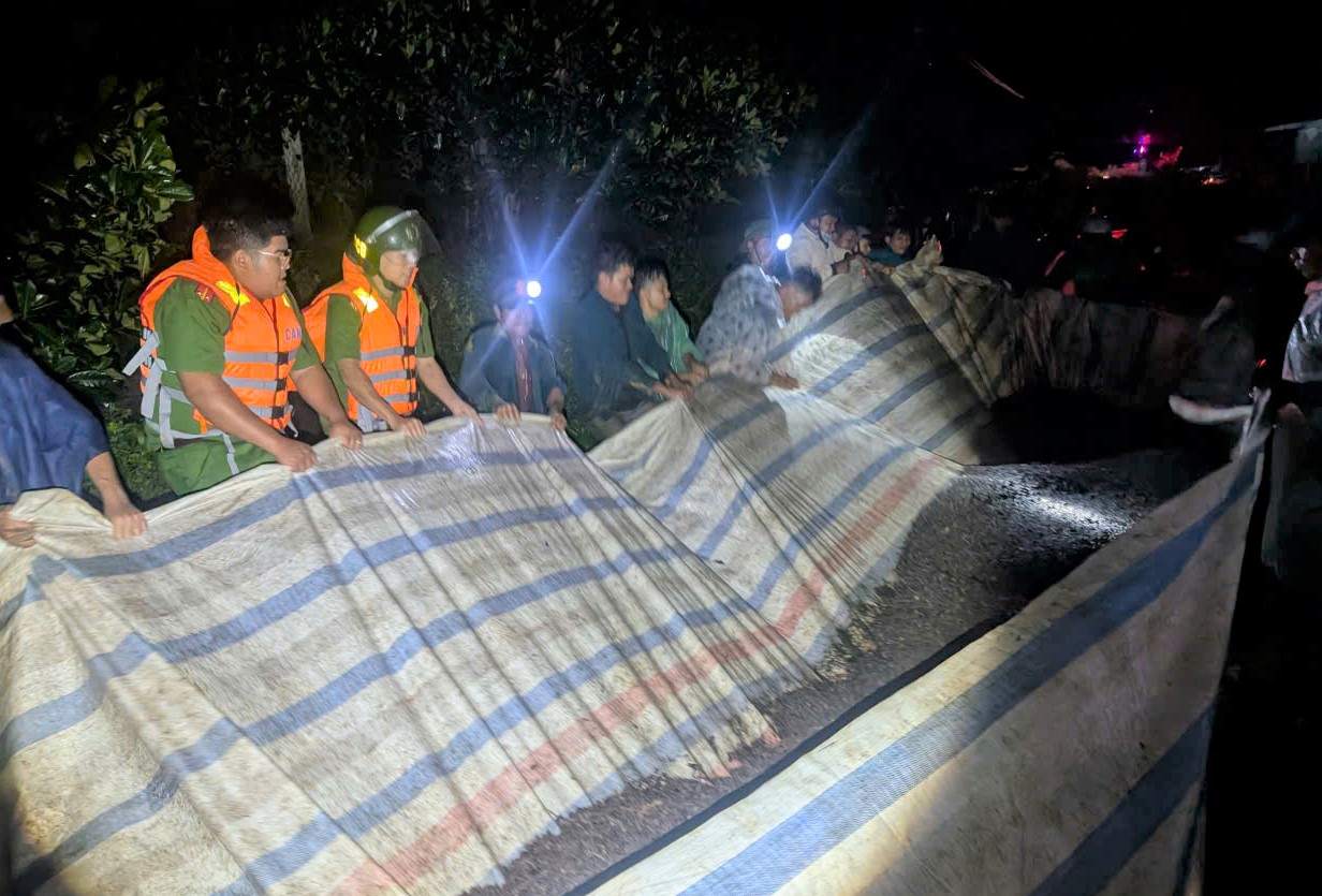 Cac luc luong cong an, dan quan xa Bao Lam 3 va ban thon kip thoi giup nguoi dan thu gom ca phe nguy co bi nuoc lu cuon troi. Anh: Cong an cung cap