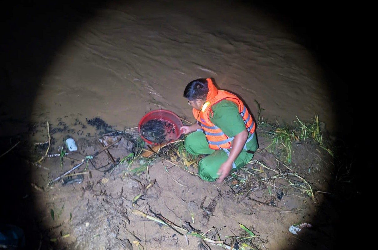 Cong an xa Bao Lam 3 giup nguoi dan thu gom ca phe bi nuoc lu song Dai Binh cuon troi. Anh: Cong an cung cap