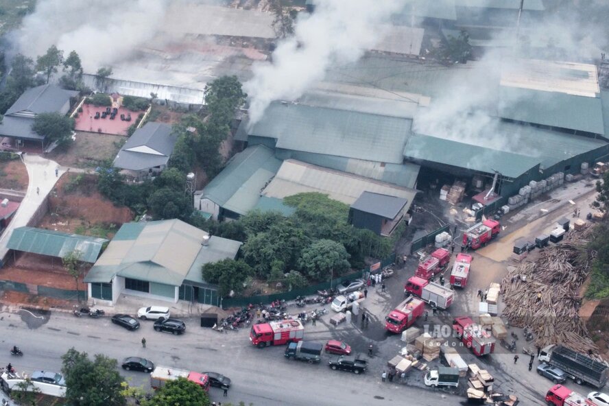 Xuan Lungコミューンの合板工場火災に対処するため、数十台の消防車が現場に到着した。写真：コングへ.