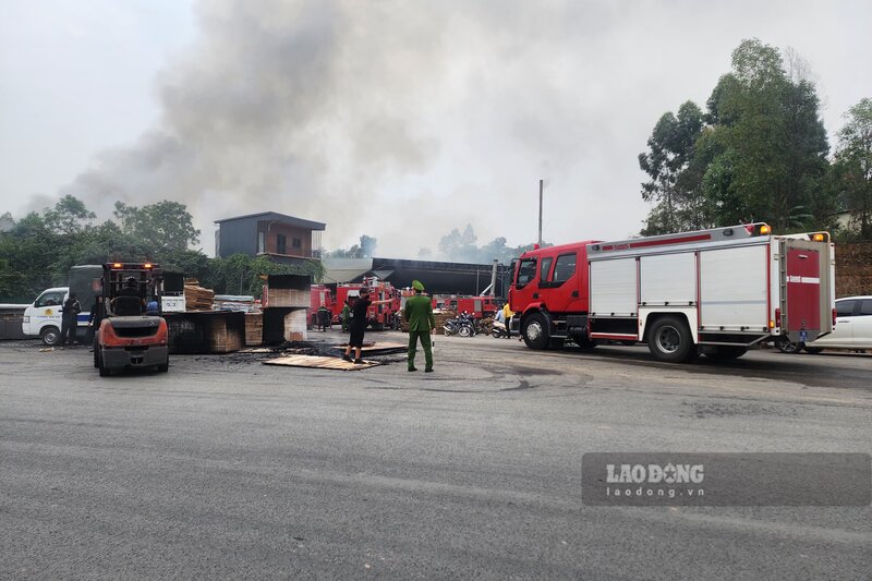 Luc luong Cong an, y te da duoc huy dong den hien truong vu chay. Anh: To Cong.