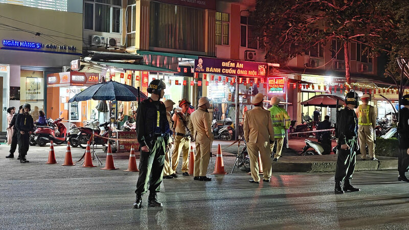 Lực lượng chức năng phong tỏa đường vào trụ sở làm việc cũ của Đội Quản lý thị trường số 4, Lạng Sơn. Ảnh: Nhóm PV