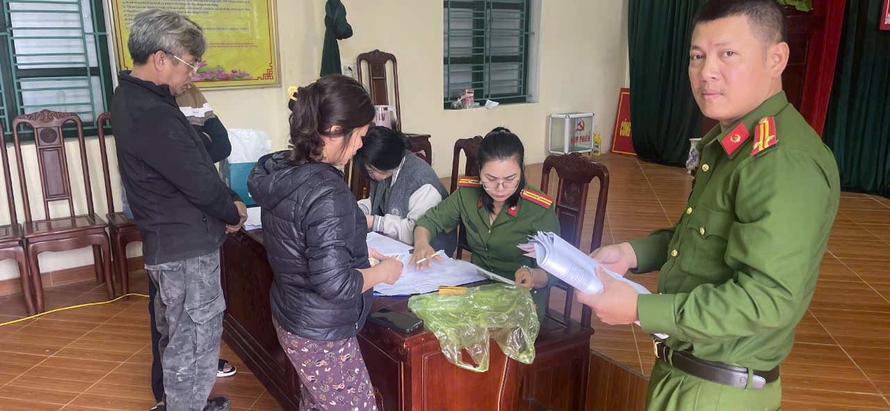 To Canh sat trat tu - Cong an phuong Tran Lam tien hanh thu thap du lieu phuong tien cua nguoi dan. Anh: Cong an tinh Hung Yen