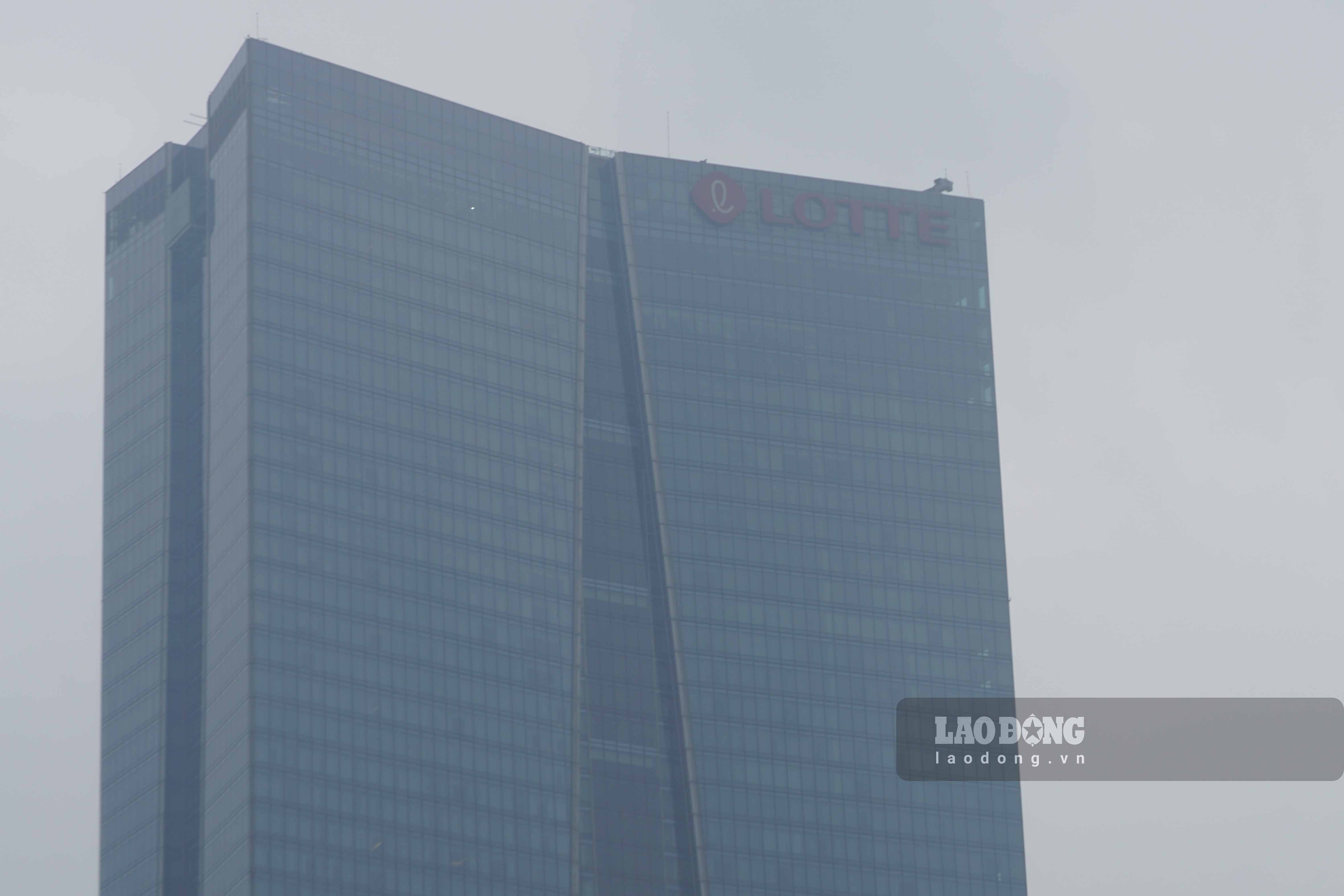 Hinh anh toa nha Lotte Center Ha Noi chim trong lop mu day dac da tro nen quen thuoc trong nhung ngay qua.