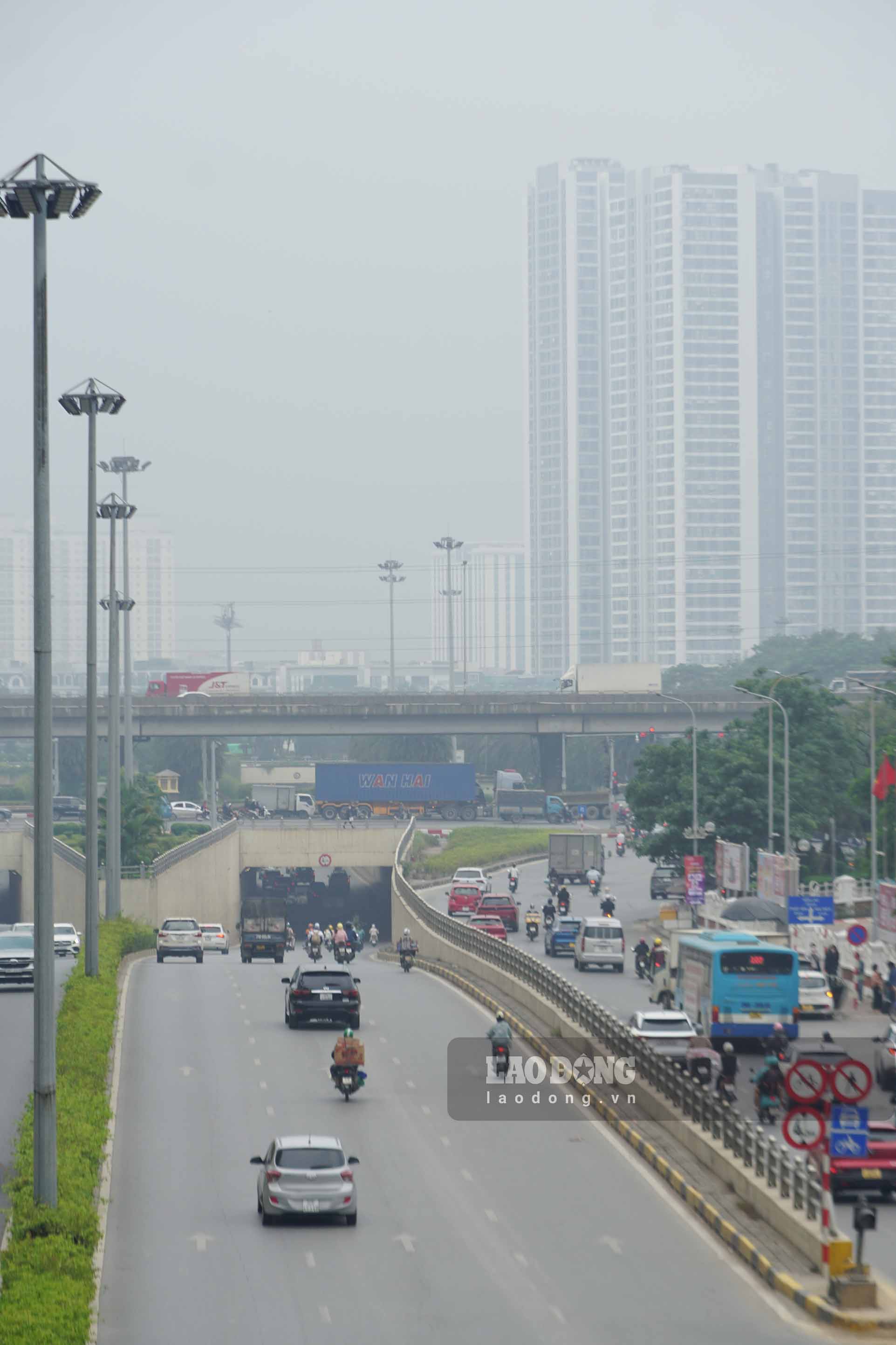 Tu cac truc duong lon den khu noi do, tam nhin bi giam ro ret, nhieu toa nha cao tang gan nhu bien mat trong lop mu o nhiem.