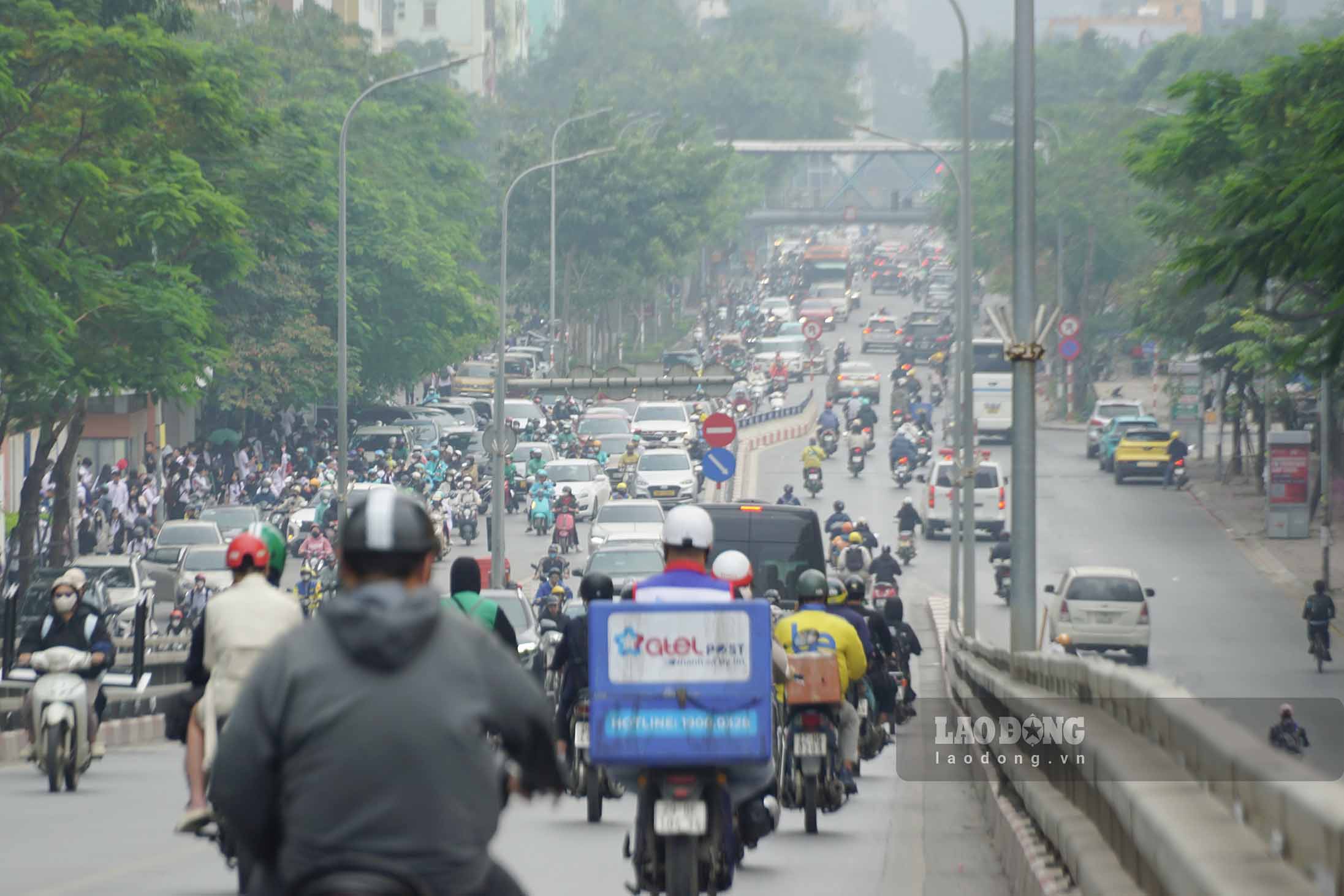 Thoi tiet ret kho voi nhiet do ban ngay dao dong 19–24 do C, con ban dem va sang som ha xuong 12–14 do C. Su chenh lech nhiet do lon giua ngay va dem tao dieu kien cho hien tuong nghich nhiet, khien bui min PM2.5 khong the khuech tan len tang khi quyen cao hon. He qua la cac chat o nhiem bi giu lai sat mat dat, bao trum thanh pho trong thoi gian dai.