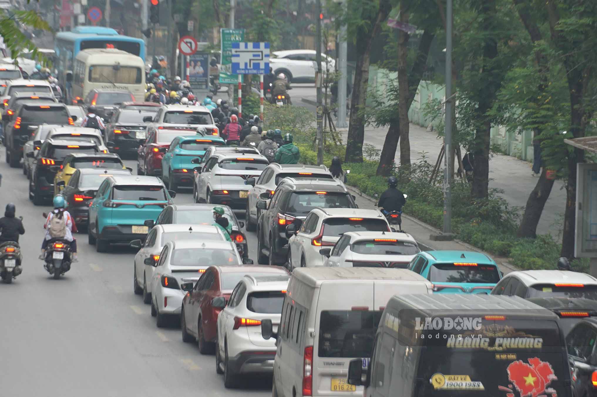 Lop bui min day dac bao phu duong pho, cao oc va cac khu dan.