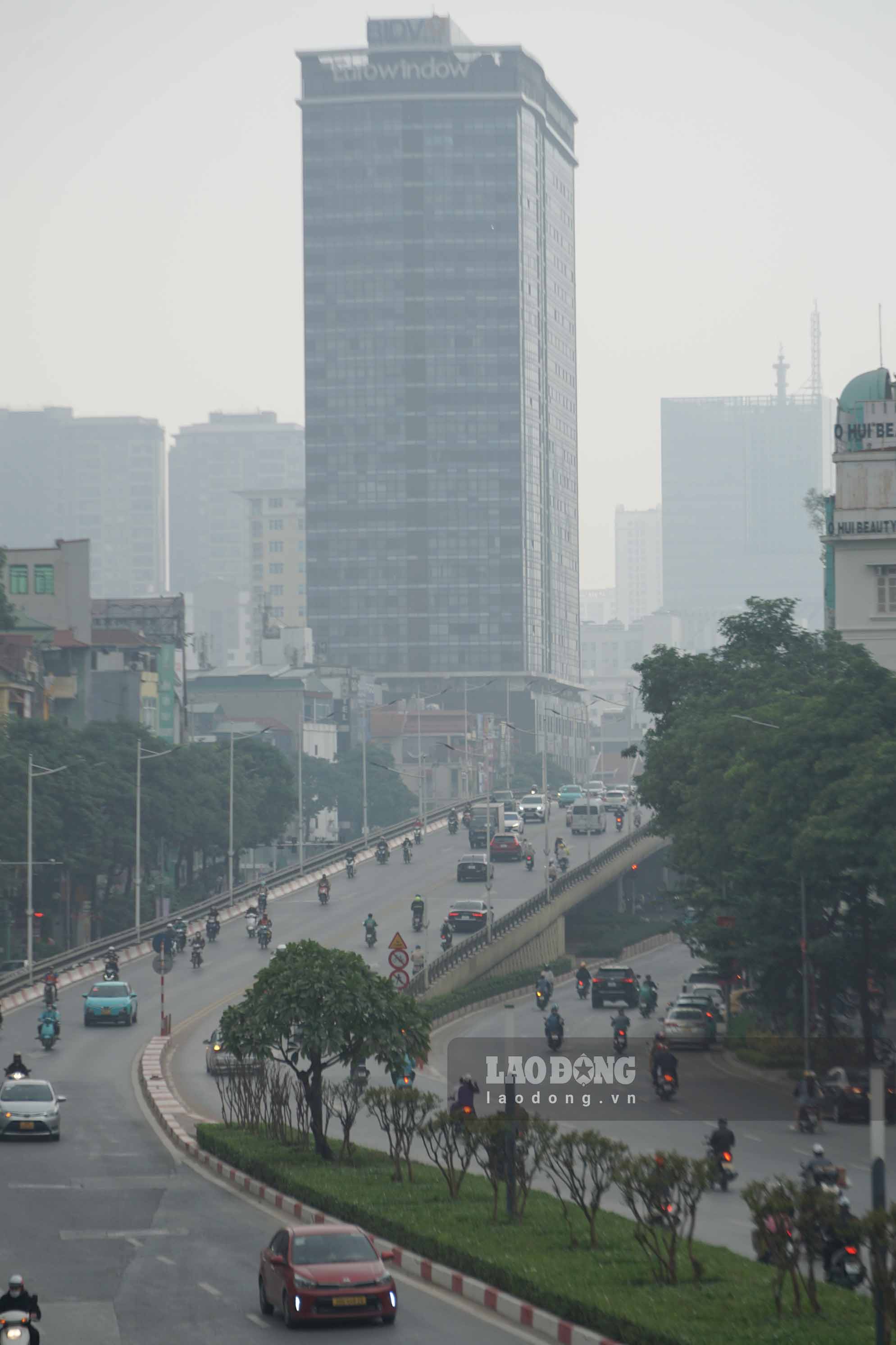 Cac chuyen gia y te cung dua ra canh bao tuong tu. Khi chi so AQI tu 301 den 500 - muc “nguy hai”, nguoi dan nen han che toi da viec ra ngoai va dung toan bo hoat dong ngoai troi. Nha o, van phong nen dong kin cua de tranh bui min xam nhap. Voi nhom nhay cam nhu nguoi benh ho hap, phu nu mang thai, tre em va nguoi cao tuoi, khuyen cao con nghiem ngat hon: tuyet doi khong ra duong va dam bao cac khong gian sinh hoat trong nha luon thong thoang, sach se va an toan.