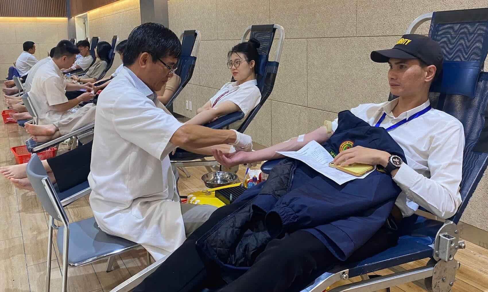 多くの人々がフエで献血に参加しています。写真:Ngo Hien