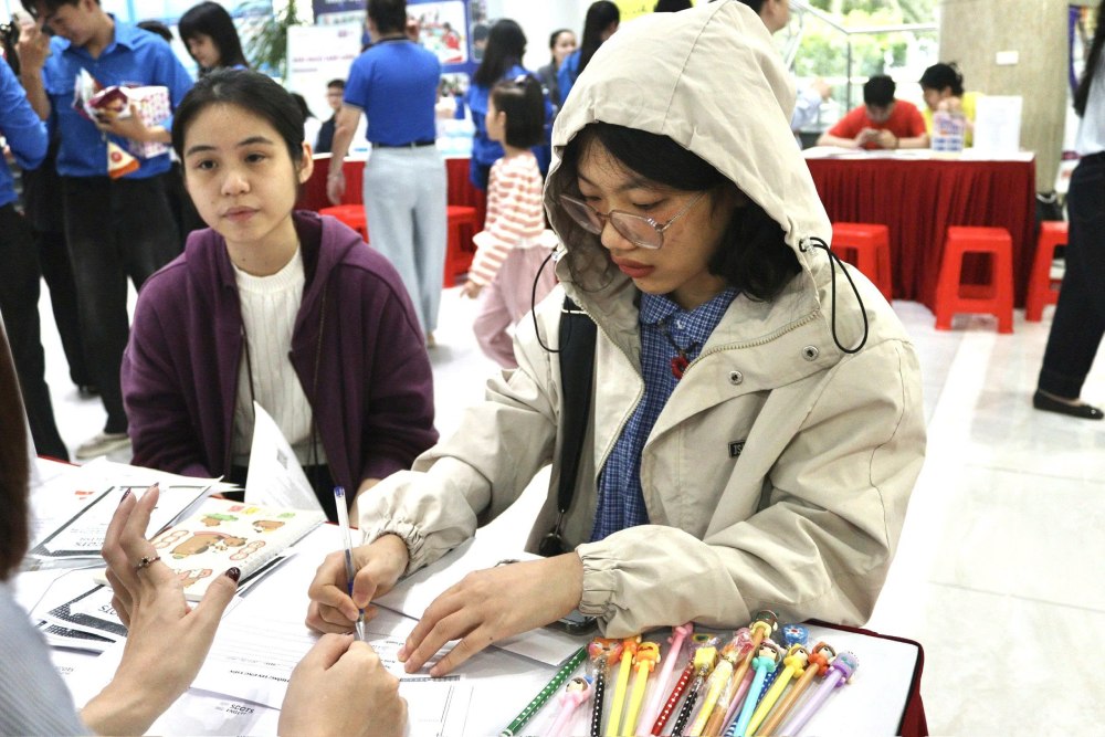 企業が年末の採用を強化する中で、首都圏の労働者に多くの雇用機会が開かれています。写真:Quynh Chi