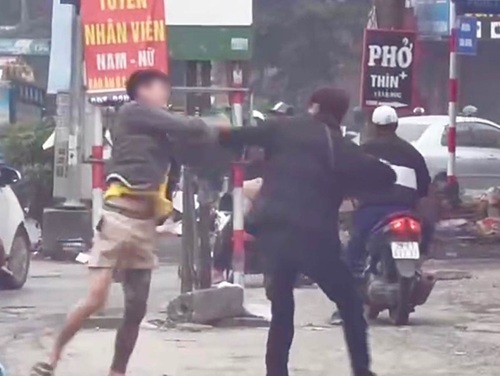 Hình ảnh thanh niên xăm trổ hành hung người giữa đường. Ảnh cắt từ clip