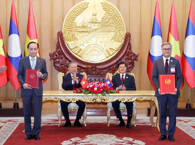Le secrétaire général Tô Lâm et le secrétaire général du Laos Thongloun Sisoulith ont assisté à la remise du procès-verbal de l'accord de coopération entre le ministère vietnamien des Affaires étrangères et le ministère laotien des Affaires étrangères pour la période 2026-2030. Photo : TTXVN