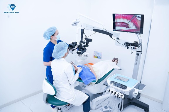 Kinh hien vi nha khoa ho tro dieu tri chinh xac, bao ton toi da rang that. Anh: Nha Khoa Kim