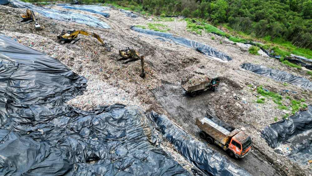 TPHCM co khoang 10.000 tan rac/ngay duoc thu gom ve cac nha may xu ly rac, chu yeu la chon lap. Anh: Anh Tu