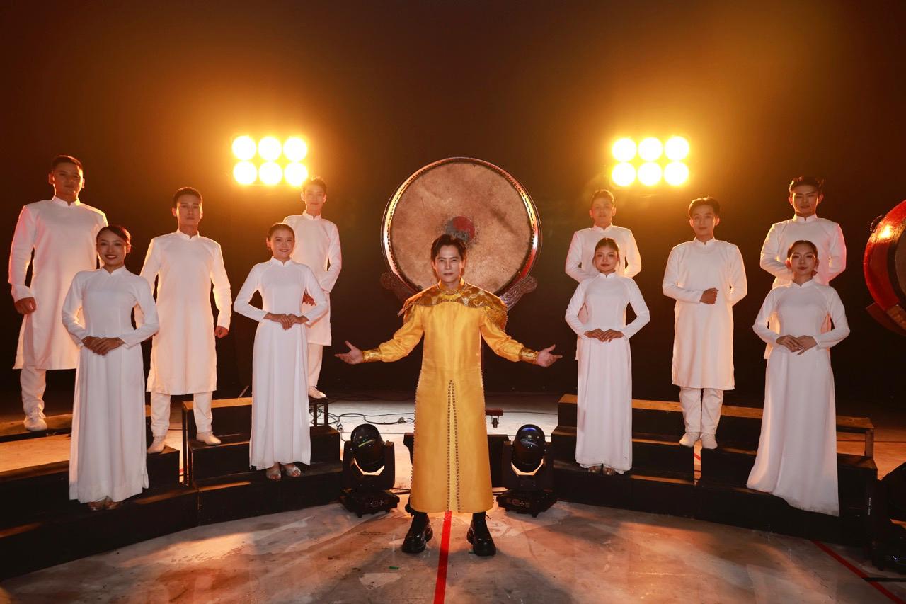 Minh Sang revealed that he asked People's Artist Huu Quoc to read the eulogy in the song. Photo: Provided by the artist.