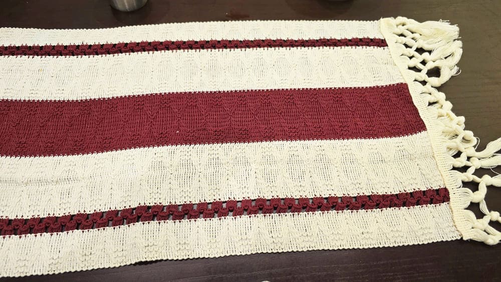 빨간색과 흰색 테이블 러너를 선택하면 크리스마스 파티 테이블이 더욱 인상적이고 눈에 띄게 됩니다. 사진: 뚜언 닷