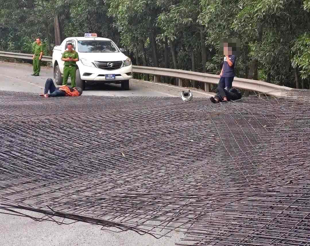Dong Nai省で鉄網を積んだ車が通行人に衝突した事件の現場。写真:住民提供