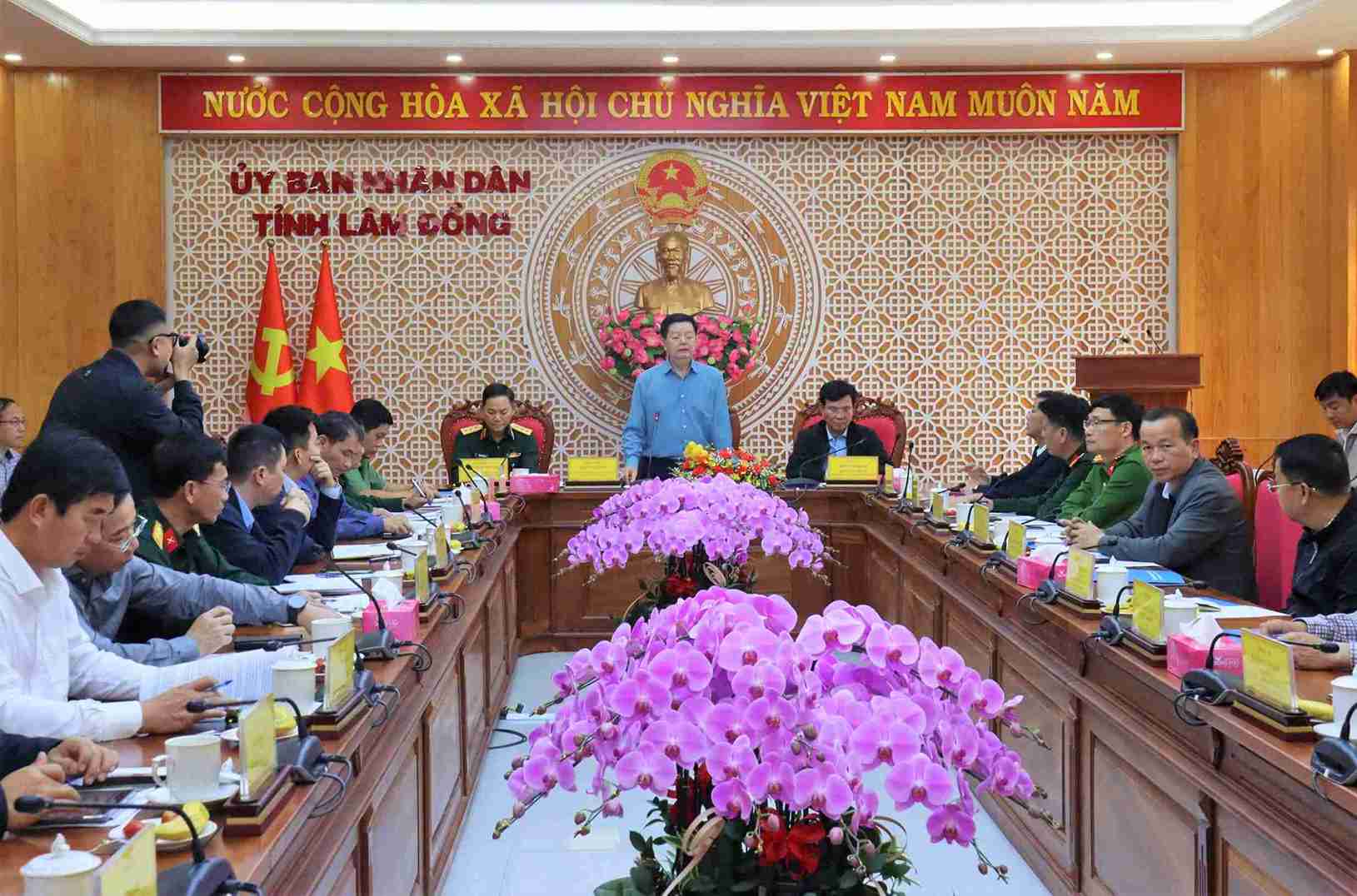 Pho Thu tuong Mai Van Chinh va doan cong tac cua Trung uong lam viec voi Lam Dong