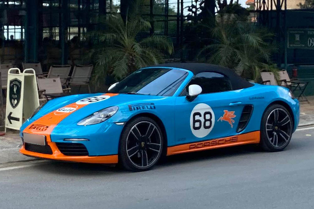 Gulf Oil-style Porsche 718 Boxster on the streets of Ho Chi Minh City, stands out with its blue - orange tones and black fabric roof. Photo: Thanh Thao