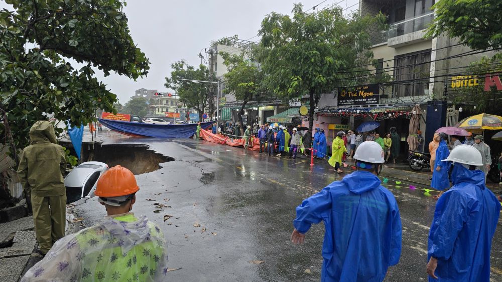Khu vuc duong Nguyen Cong Tru (canh nga tu duong Ngo Quyen) bat ngo sut lun tao thanh mot ho sau. Anh: Tran Thi